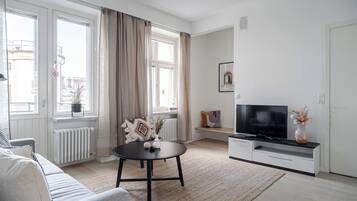 Departamento Premium | Área de sala de estar | Televisión de pantalla plana de 40 pulgadas con canales por cable