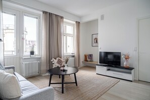 Premium-Apartment | Wohnbereich | 40-Zoll-Flachbildfernseher mit Kabelempfang, Fernseher