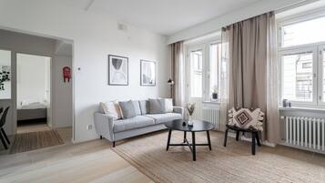 Appartement Premium | Coin séjour | Télévision à écran plat de 40 pouces avec chaßnes par cùble, télévision