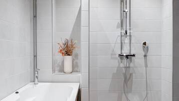 Premium-Apartment | Badezimmer | Badewanne und Dusche (separat), Haartrockner