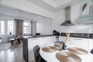 Premium-Apartment | Eigene Küche | Großer Kühlschrank, Ofen, Herdplatte, Geschirrspüler