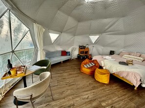 1 sovrum, resesäng och sängkläder