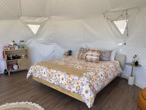 1 sovrum, resesäng och sängkläder