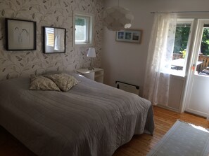 3 bedrooms, travel cot, free WiFi - 3 bedroom house by forest and lake (Vittsjö)