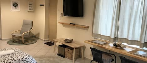 Tremannsrom – deluxe | Strykejern/-brett, barnesenger (inkludert) og wi-fi (inkludert)
