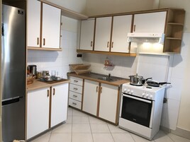 Refrigerador con freezer, cafetera expreso, cafetera/tetera