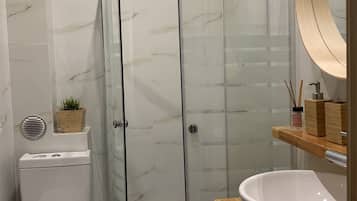 Deluxe-Doppel- oder -Zweibettzimmer | Badezimmer | Dusche, Regendusche, Haartrockner, Handtücher