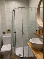 Habitación Deluxe con 1 cama doble o 2 individuales | Baño | Ducha, cabezal de ducha tipo lluvia, secador de pelo y toallas