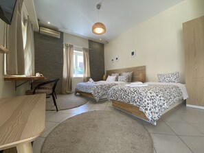 Kolmen hengen deluxe-huone | Silitysrauta/-lauta, ilmaiset vauvansängyt, ilmainen Wi-Fi