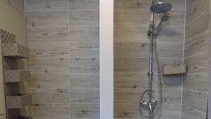 Dusche, Haartrockner, Handtücher, Toilettenpapier