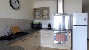 Wasserkocher mit Kaffee-/Teezubehör, Kühlschrank, Mikrowelle, Ofen