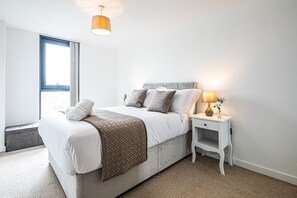 高级公寓, 2 间卧室 | 2 多间卧室、特色装修、特色家居、办公桌