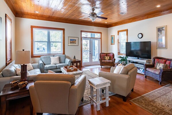 Téléviseur connecté, lecteur de DVD, livres