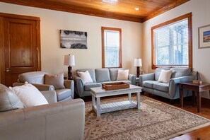 Téléviseur connecté, lecteur de DVD, livres