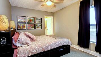 3 dormitorios, tabla de planchar con plancha, cuna de viaje