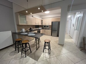 Departamento superior, 2 habitaciones, balcón | Cocina privada | Refrigerador con congelador, cafetera de espresso y cafetera y tetera