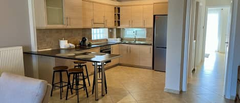 Apartamento superior, 2 quartos, sacada | Cozinha privada | Geladeira grande, fogão, máquina de café expresso, cafeteira/chaleira