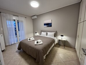 Departamento superior, 2 habitaciones, balcón | Tabla de planchar con plancha, wifi gratis y ropa de cama