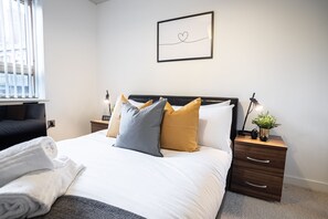 Lägenhet Deluxe - 2 sovrum | 2 sovrum, individuell inredning, unika möbler och skrivbord