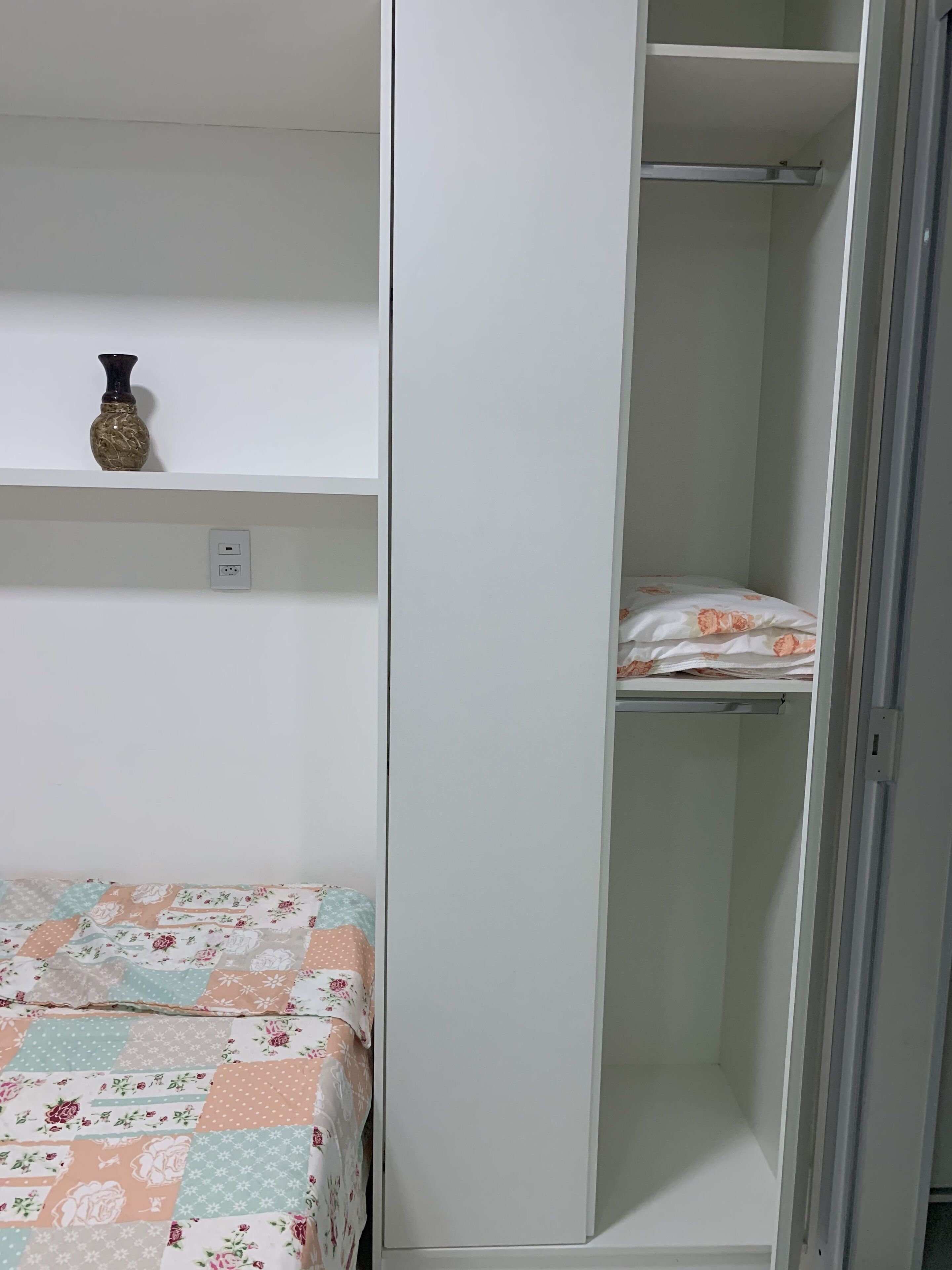 1 habitación, escritorio, tabla de planchar con plancha y wifi gratis 