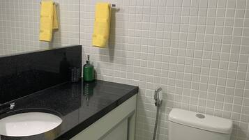 Secador de cabelo, toalhas de banho, sabonete, papel higiênico