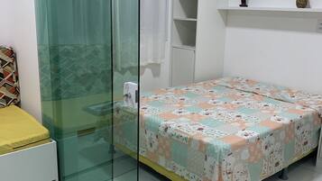 1 quarto, escrivaninha, ferros/tábuas de passar roupa, Wi-Fi de cortesia