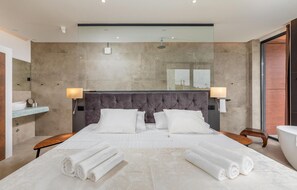 4 chambres, coffres-forts dans les chambres, lit parapluie