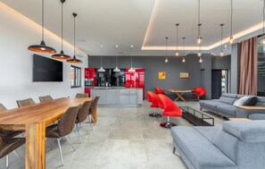 TV connectée, cheminée, baby-foot, table de tennis de table