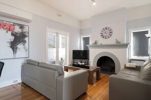 Smart TV - Monte-Vista: Minutes to the City, Views & Parking (Newstead)