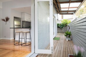 Terrace/patio - Monte-Vista: Minutes to the City, Views & Parking (Newstead)