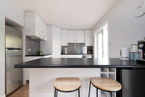 Fridge, microwave, oven, stovetop - Monte-Vista: Minutes to the City, Views & Parking (Newstead)