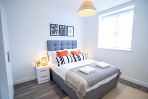 Grand appartement, 1 tweepersoonsbed | Individueel gedecoreerd, individueel gemeubileerd, een bureau