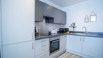 Grand Apartment, 1 Double Bed | Private kitchen | Microwave, oven, stovetop, toaster