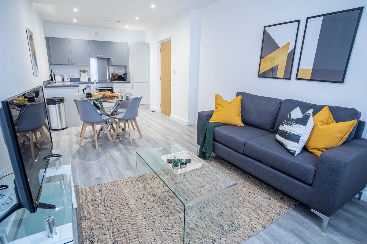 Superior Apartment, 2 Double Beds | Living room | TV