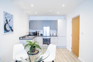 Superior appartement, 2 tweepersoonsbedden | Privékeuken | Een microgolfoven, een oven, een kookplaat, een broodrooster