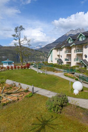 Property grounds - On the shores of Lake Annecy, comfortable apartment with terrace and private beach (Duingt)