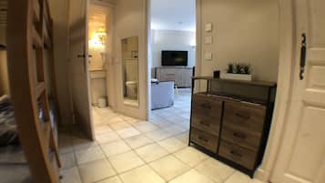 1 slaapkamer, een strijkplank/strijkijzer, gratis wifi, beddengoed