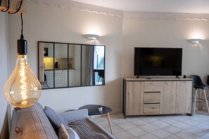 TV, offices - On the shores of Lake Annecy, comfortable apartment with terrace and private beach (Duingt)