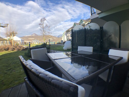 On the shores of Lake Annecy, a comfortable apartment with a terrace and a private beach