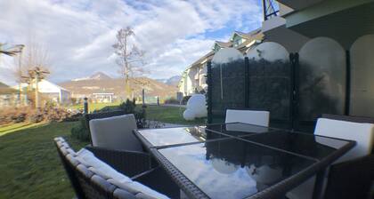 On the shores of Lake Annecy, a comfortable apartment with a terrace and a private beach