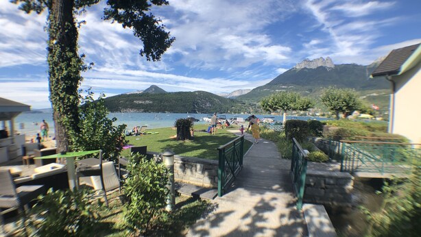 Un sentier qui mène à une plage, avec une montagne en arrière-plan.
