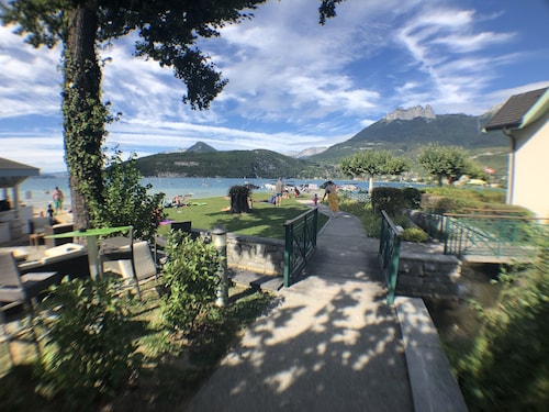 On the shores of Lake Annecy, comfortable apartment with terrace and private beach