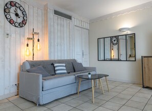 TV, offices - On the shores of Lake Annecy, comfortable apartment with terrace and private beach (Duingt)