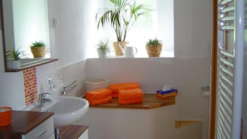 Badkar, hÄrtork, handdukar och tvÄl