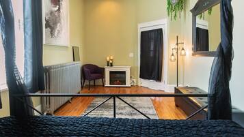 3 bedrooms, desk, iron/ironing board, travel crib