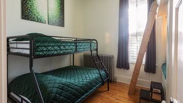 3 bedrooms, desk, iron/ironing board, travel crib