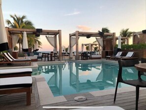 Alberca techada y alberca al aire libre