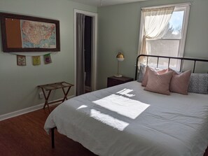 2 bedrooms, iron/ironing board, free WiFi, bed sheets - Cozy cottage with backyard firepit (Asheville)
