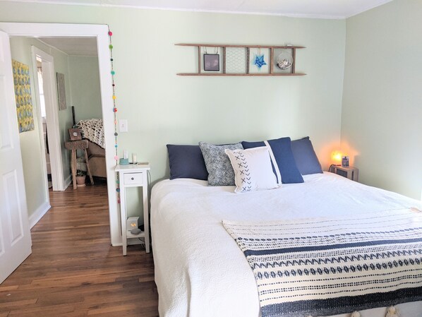 2 bedrooms, iron/ironing board, free WiFi, bed sheets - Cozy cottage with backyard firepit (Asheville)