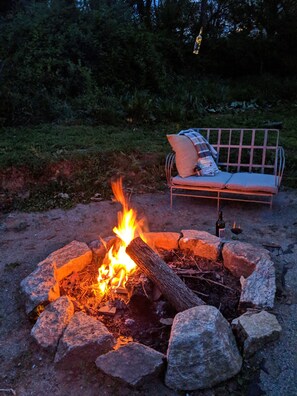 Property grounds - Cozy cottage with backyard firepit (Asheville)